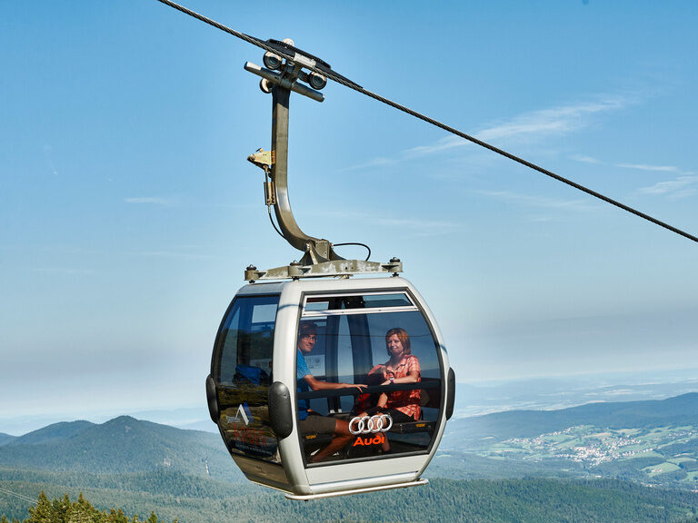 Eine Gondel fährt die Seilbahn zum Großen Arber hinauf.